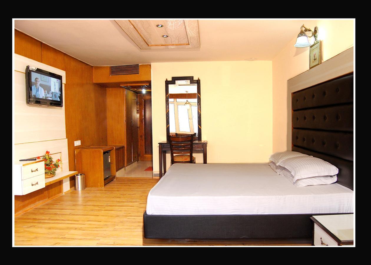 Hotel Out Town Manāli Exterior foto